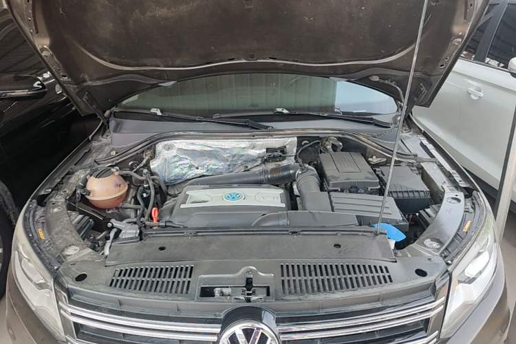 Used Volkswagen Tiguan 2013 2.0 TSI Automatic All-Wheel Drive Luxury Edition Engine Bay