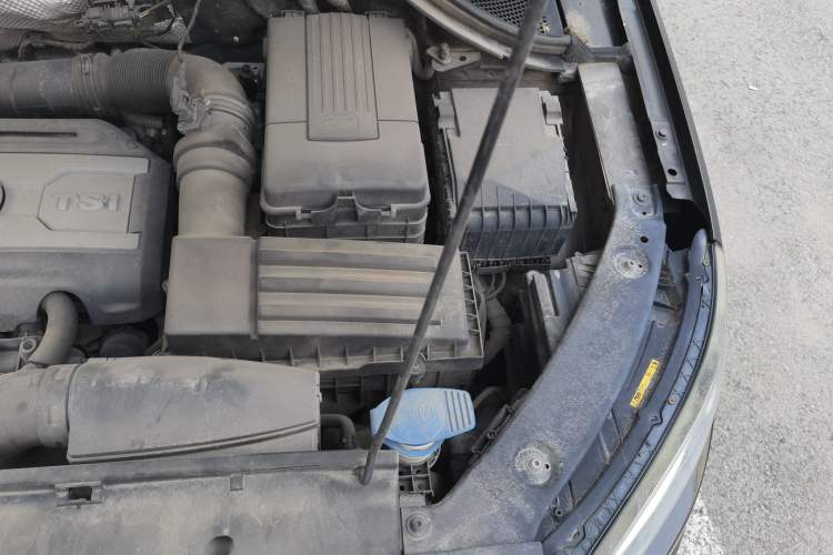 Used Volkswagen Tiguan 2013 1.8 TSI Automatic All-Wheel Drive Luxury Model Engine Bay Left