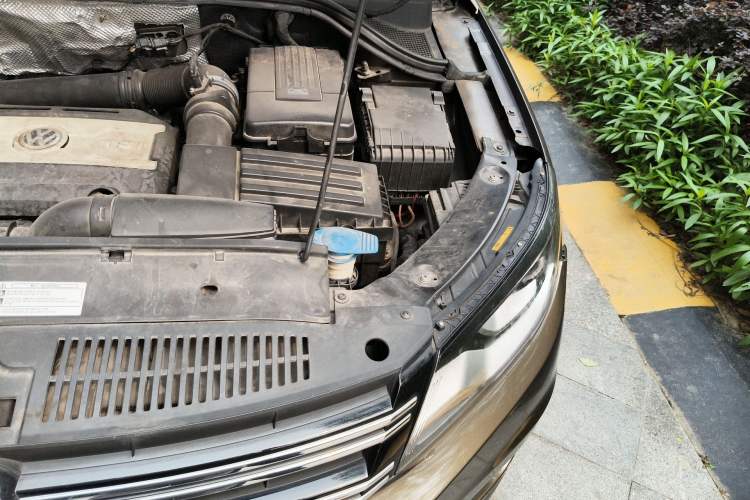 Used Volkswagen Tiguan 2013 1.8 TSI Automatic All-Wheel Drive Luxury Model Engine Bay Left
