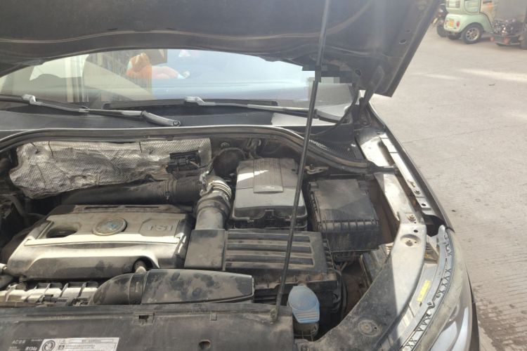 Used Volkswagen Tiguan 2013 1.8 TSI Automatic All-Wheel Drive Luxury Model Engine Bay Left