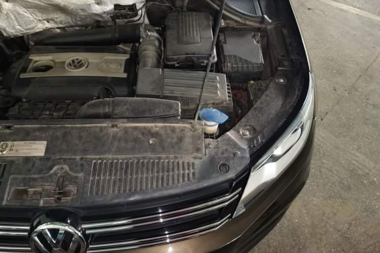 Used Volkswagen Tiguan 2013 2.0 TSI Automatic All-Wheel Drive Luxury Edition Engine Bay Left