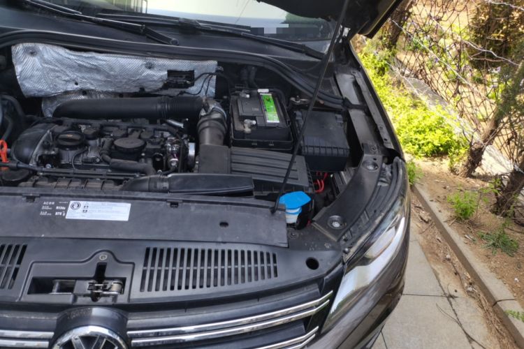 Used Volkswagen Tiguan 2013 1.8 TSI Automatic All-Wheel Drive Luxury Model Engine Bay Left