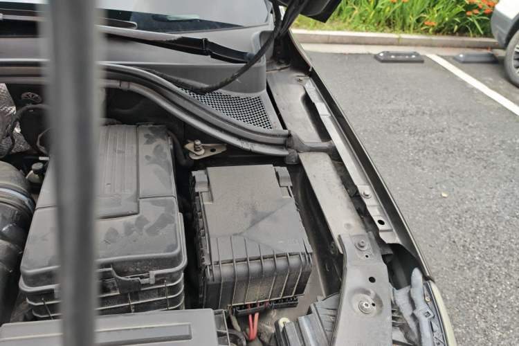Used Volkswagen Tiguan 2013 1.8 TSI Automatic All-Wheel Drive Luxury Model Engine Bay Left