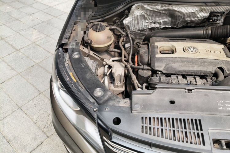 Used Volkswagen Tiguan 2013 1.8 TSI Automatic All-Wheel Drive Luxury Model Engine Bay Right