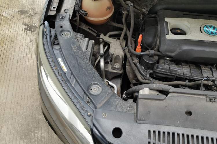 Used Volkswagen Tiguan 2013 1.8 TSI Automatic All-Wheel Drive Luxury Model Engine Bay Right
