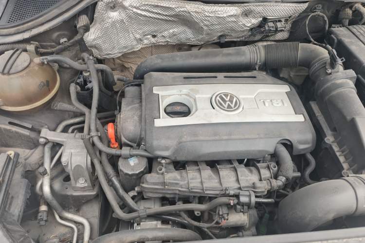 Used Volkswagen Tiguan 2013 1.8 TSI Automatic All-Wheel Drive Luxury Model Engine Bay Right