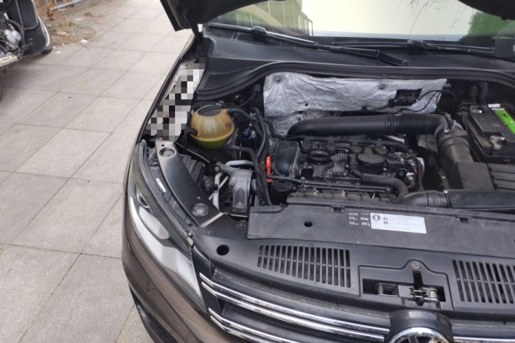 Used Volkswagen Tiguan 2013 1.8 TSI Automatic All-Wheel Drive Luxury Model Engine Bay Right