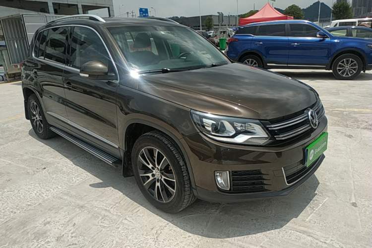 Used Volkswagen Tiguan 2013 1.8 TSI Automatic All-Wheel Drive Luxury Model Front Right 45 Deg