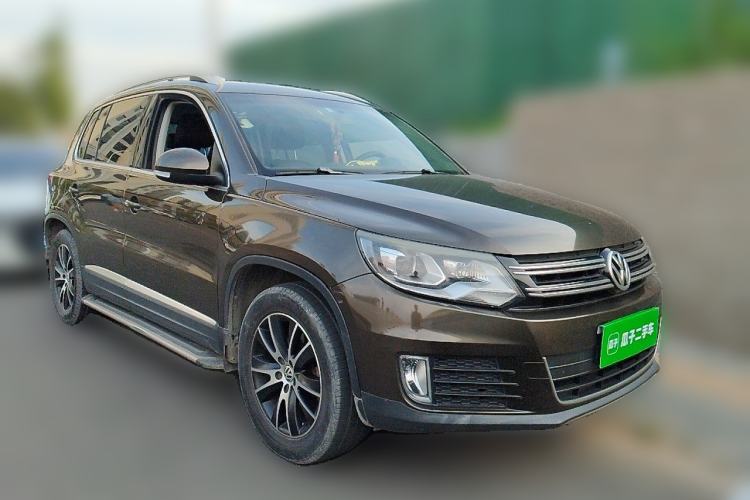 Used Volkswagen Tiguan 2013 1.8 TSI Automatic All-Wheel Drive Luxury Model Front Right 45 Deg