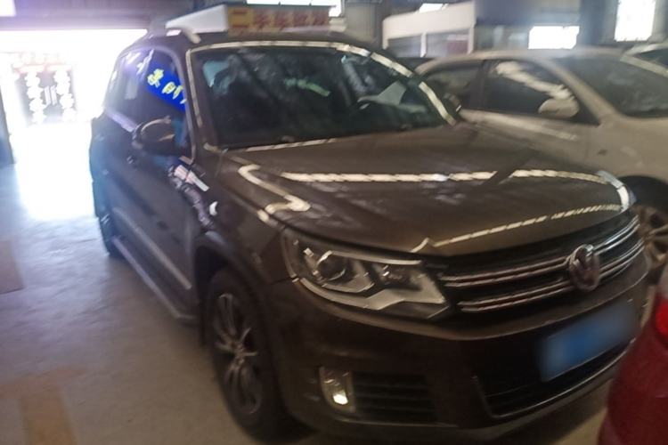 Used Volkswagen Tiguan 2013 1.8 TSI Automatic All-Wheel Drive Luxury Model Front Right 45 Deg