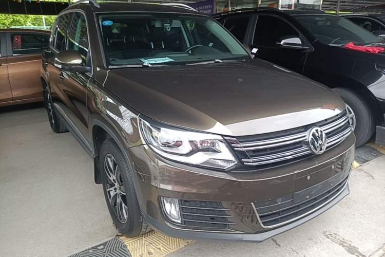 Used Volkswagen Tiguan 2013 1.8 TSI Automatic All-Wheel Drive Luxury Model Front Right 45 Deg