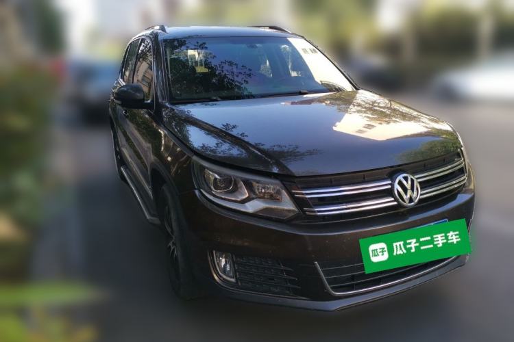 Used Volkswagen Tiguan 2013 1.8 TSI Automatic All-Wheel Drive Luxury Model Front Right 45 Deg