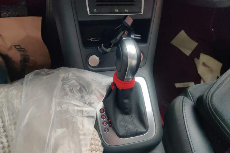 Used Volkswagen Tiguan 2013 2.0 TSI Automatic All-Wheel-Drive Flagship Edition Gear Lever