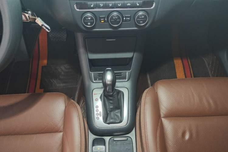 Used Volkswagen Tiguan 2013 1.8 TSI Automatic All-Wheel Drive Luxury Model Gear Lever