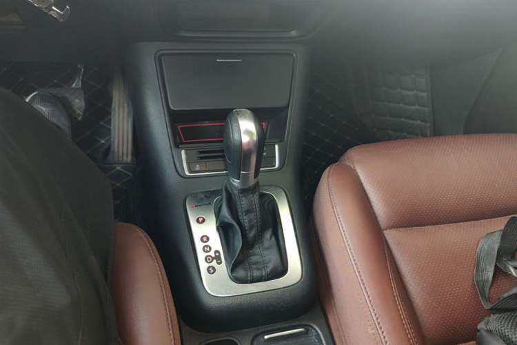 Used Volkswagen Tiguan 2013 2.0 TSI Automatic All-Wheel Drive Luxury Edition Gear Lever