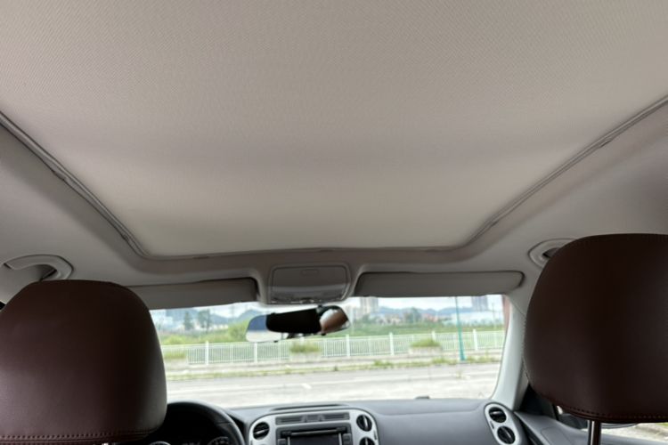 Used Volkswagen Tiguan 2013 1.8 TSI Automatic All-Wheel Drive Luxury Model Headliner