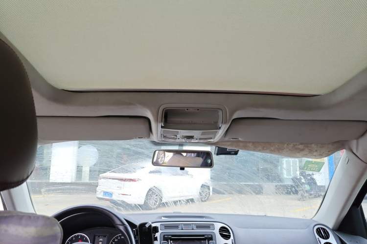 Used Volkswagen Tiguan 2013 1.8 TSI Automatic All-Wheel Drive Luxury Model Headliner