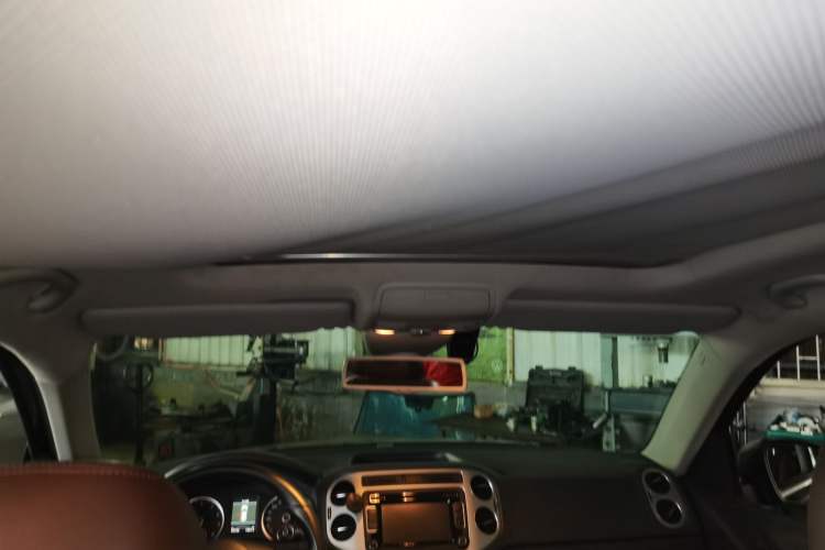 Used Volkswagen Tiguan 2013 2.0 TSI Automatic All-Wheel Drive Luxury Edition Headliner