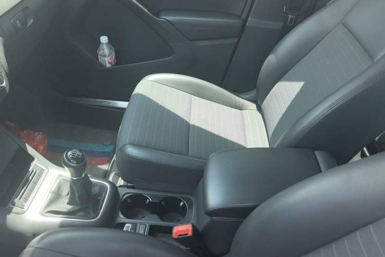 Used Volkswagen Tiguan 2013 1.8TSI Manual Two-Wheel Drive Trend Edition Interior 3