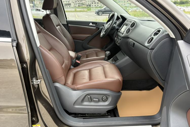 Used Volkswagen Tiguan 2013 1.8 TSI Automatic All-Wheel Drive Luxury Model Interior 3