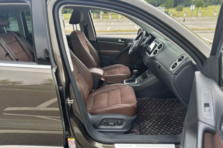 Used Volkswagen Tiguan 2013 2.0 TSI Automatic All-Wheel-Drive Flagship Edition Interior 6