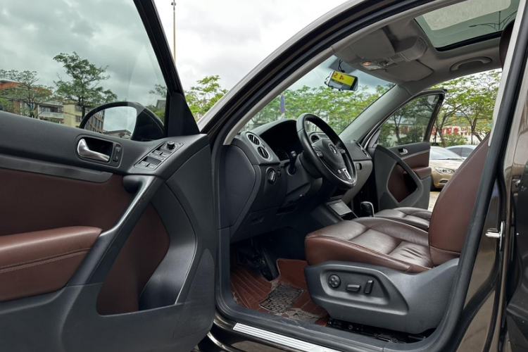 Used Volkswagen Tiguan 2013 1.8 TSI Automatic All-Wheel Drive Luxury Model Interior 6