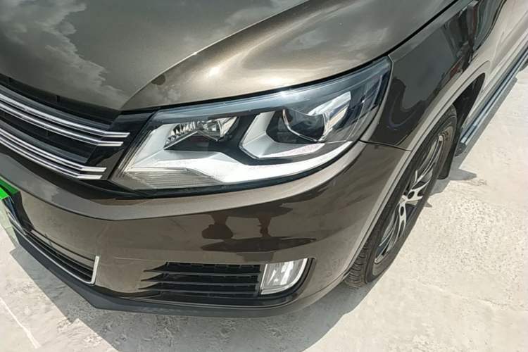 Used Volkswagen Tiguan 2013 1.8 TSI Automatic All-Wheel Drive Luxury Model Left Front Headlight
