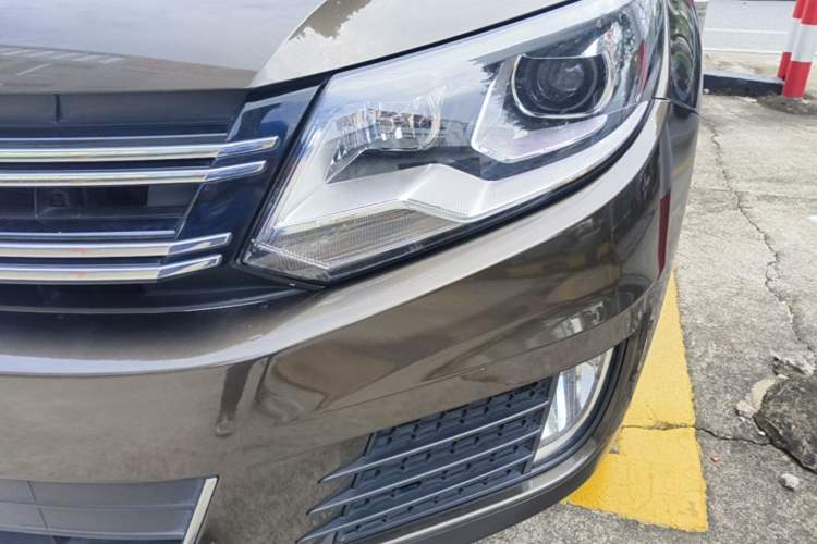 Used Volkswagen Tiguan 2013 1.8 TSI Automatic All-Wheel Drive Luxury Model Left Front Headlight
