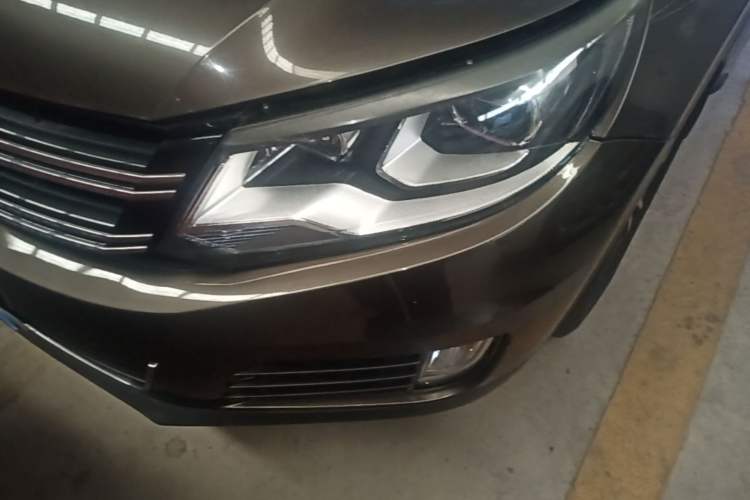Used Volkswagen Tiguan 2013 1.8 TSI Automatic All-Wheel Drive Luxury Model Left Front Headlight
