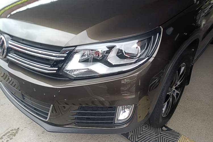 Used Volkswagen Tiguan 2013 1.8 TSI Automatic All-Wheel Drive Luxury Model Left Front Headlight