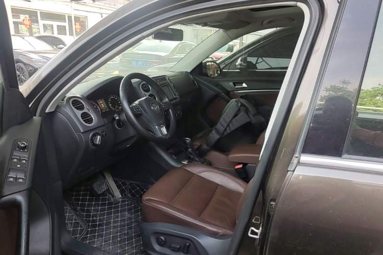 Used Volkswagen Tiguan 2013 2.0 TSI Automatic All-Wheel Drive Luxury Edition Left Front Seat