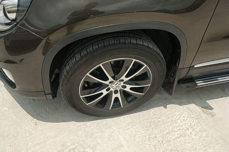 Used Volkswagen Tiguan 2013 1.8 TSI Automatic All-Wheel Drive Luxury Model Left Front Wheel Hub