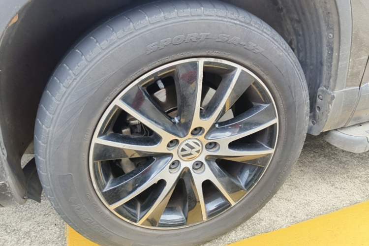 Used Volkswagen Tiguan 2013 1.8 TSI Automatic All-Wheel Drive Luxury Model Left Front Wheel Hub