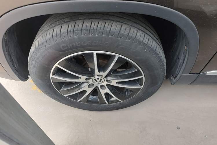 Used Volkswagen Tiguan 2013 2.0 TSI Automatic All-Wheel Drive Luxury Edition Left Front Wheel Hub