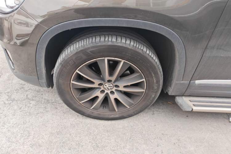 Used Volkswagen Tiguan 2013 1.8 TSI Automatic All-Wheel Drive Luxury Model Left Front Wheel Hub