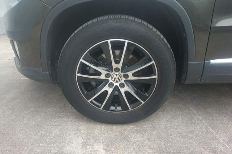 Used Volkswagen Tiguan 2013 1.8TSI Automatic Two-Wheel Drive Luxury Model Left Front Wheel Hub