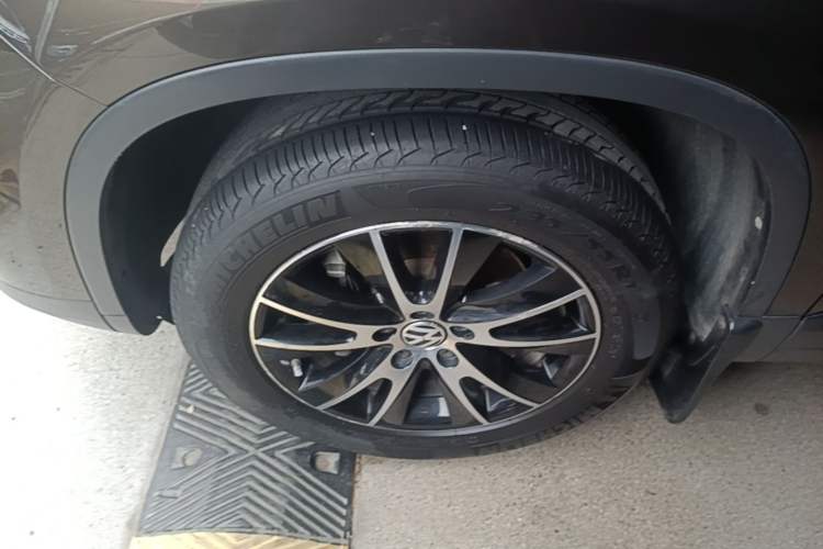 Used Volkswagen Tiguan 2013 1.8 TSI Automatic All-Wheel Drive Luxury Model Left Front Wheel Hub