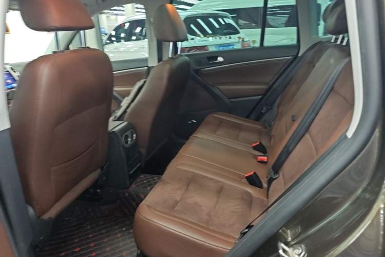 Used Volkswagen Tiguan 2013 2.0 TSI Automatic All-Wheel-Drive Flagship Edition Left Rear Seat