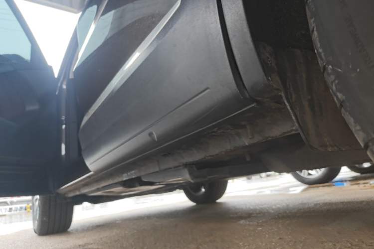 Used Volkswagen Tiguan 2013 1.8 TSI Automatic All-Wheel Drive Luxury Model Left Side Sill