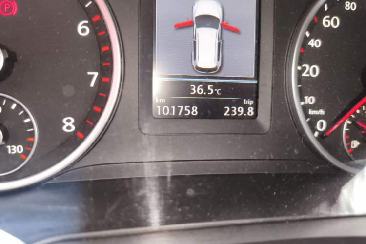 Used Volkswagen Tiguan 2013 1.8TSI Automatic Two-Wheel Drive Luxury Model Odometer Close Up