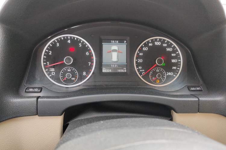 Used Volkswagen Tiguan 2013 1.8TSI Automatic Two-Wheel Drive Luxury Model Odometer Close Up