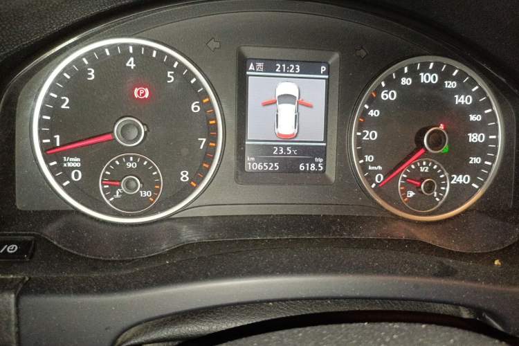 Used Volkswagen Tiguan 2013 1.8TSI Automatic Two-Wheel Drive Luxury Model Odometer Close Up