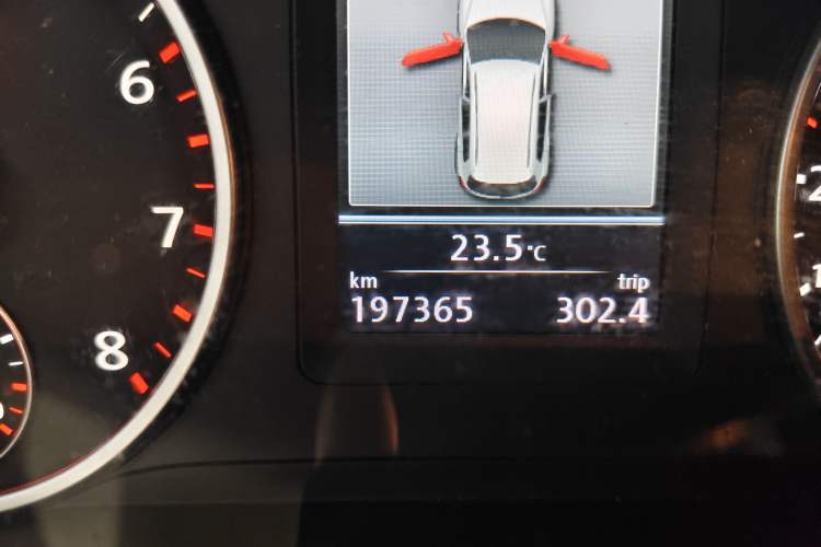 Used Volkswagen Tiguan 2013 2.0 TSI Automatic All-Wheel-Drive Flagship Edition Odometer Close Up