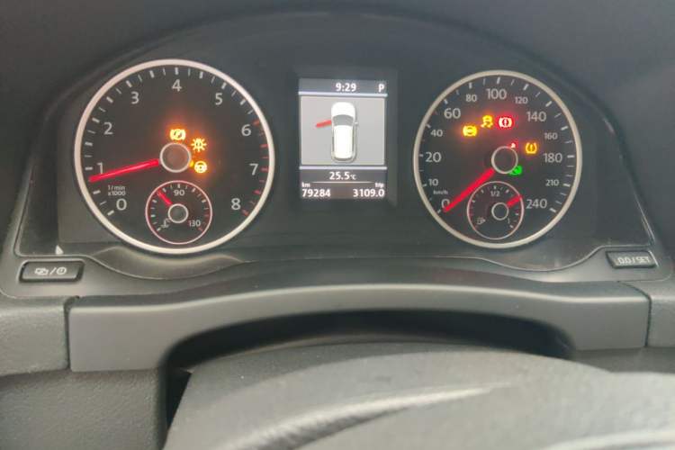 Used Volkswagen Tiguan 2013 2.0 TSI Automatic All-Wheel-Drive Flagship Edition Odometer Close Up