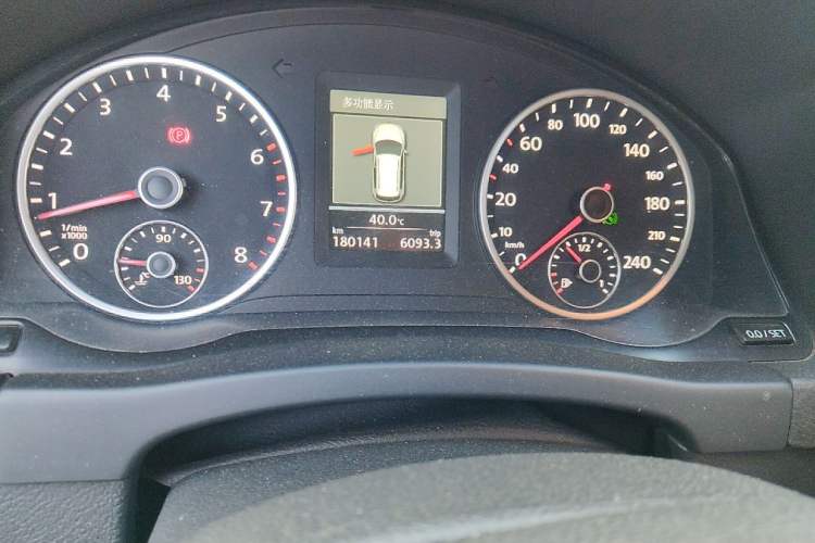 Used Volkswagen Tiguan 2013 1.8 TSI Automatic All-Wheel Drive Luxury Model Odometer Close Up