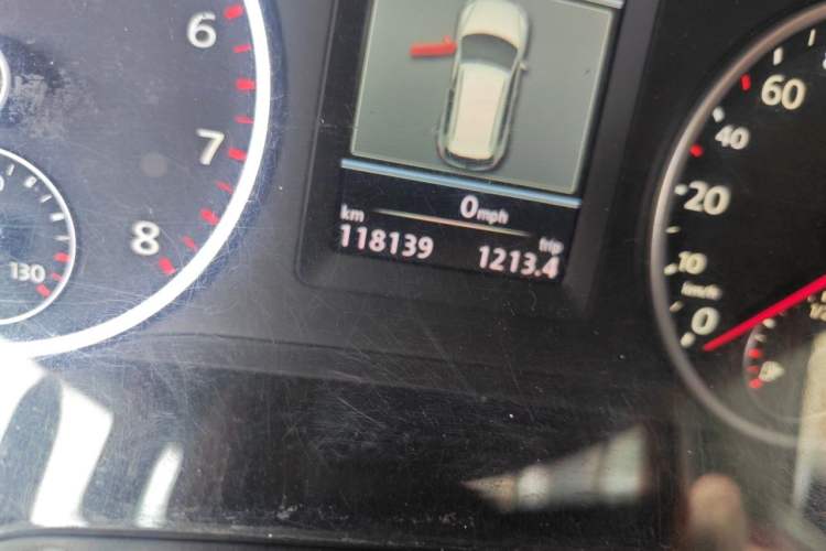 Used Volkswagen Tiguan 2013 2.0 TSI Automatic All-Wheel-Drive Flagship Edition Odometer Close Up