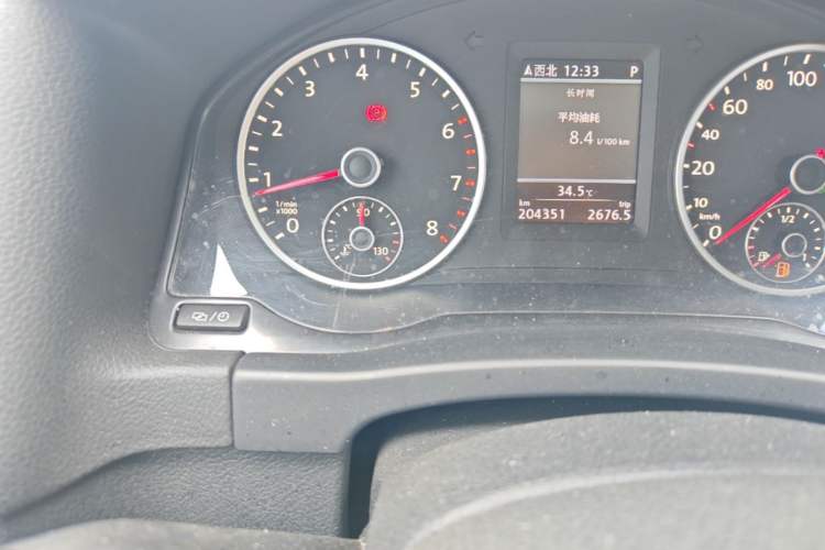 Used Volkswagen Tiguan 2013 1.8 TSI Automatic All-Wheel Drive Luxury Model Odometer Close Up