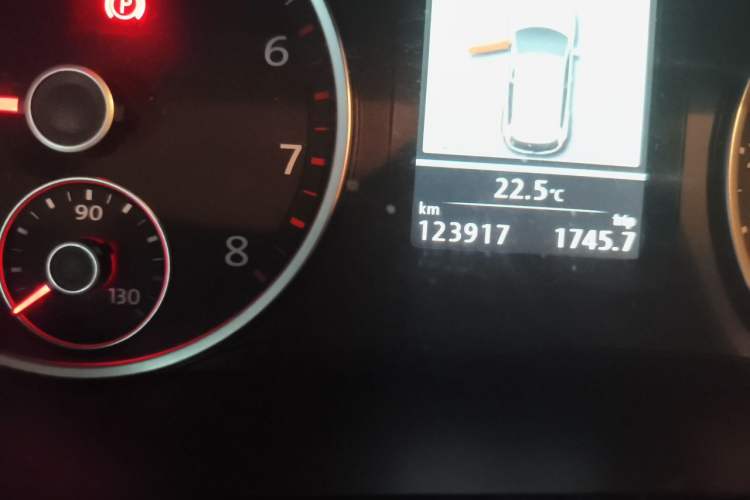 Used Volkswagen Tiguan 2013 1.8TSI Automatic Two-Wheel Drive Luxury Model Odometer Close Up