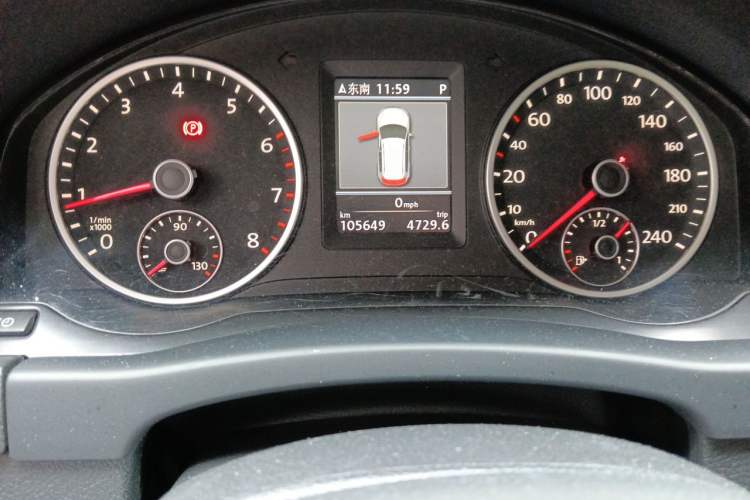 Used Volkswagen Tiguan 2013 1.8 TSI Automatic All-Wheel Drive Luxury Model Odometer Close Up