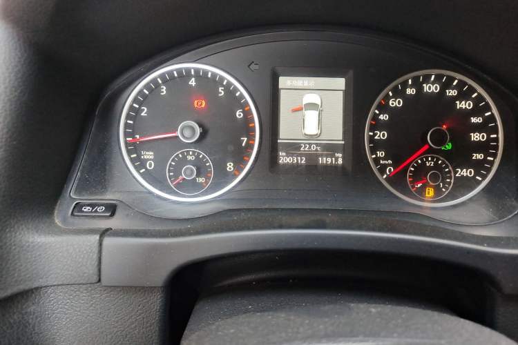 Used Volkswagen Tiguan 2013 2.0 TSI Automatic All-Wheel Drive Luxury Edition Odometer Close Up